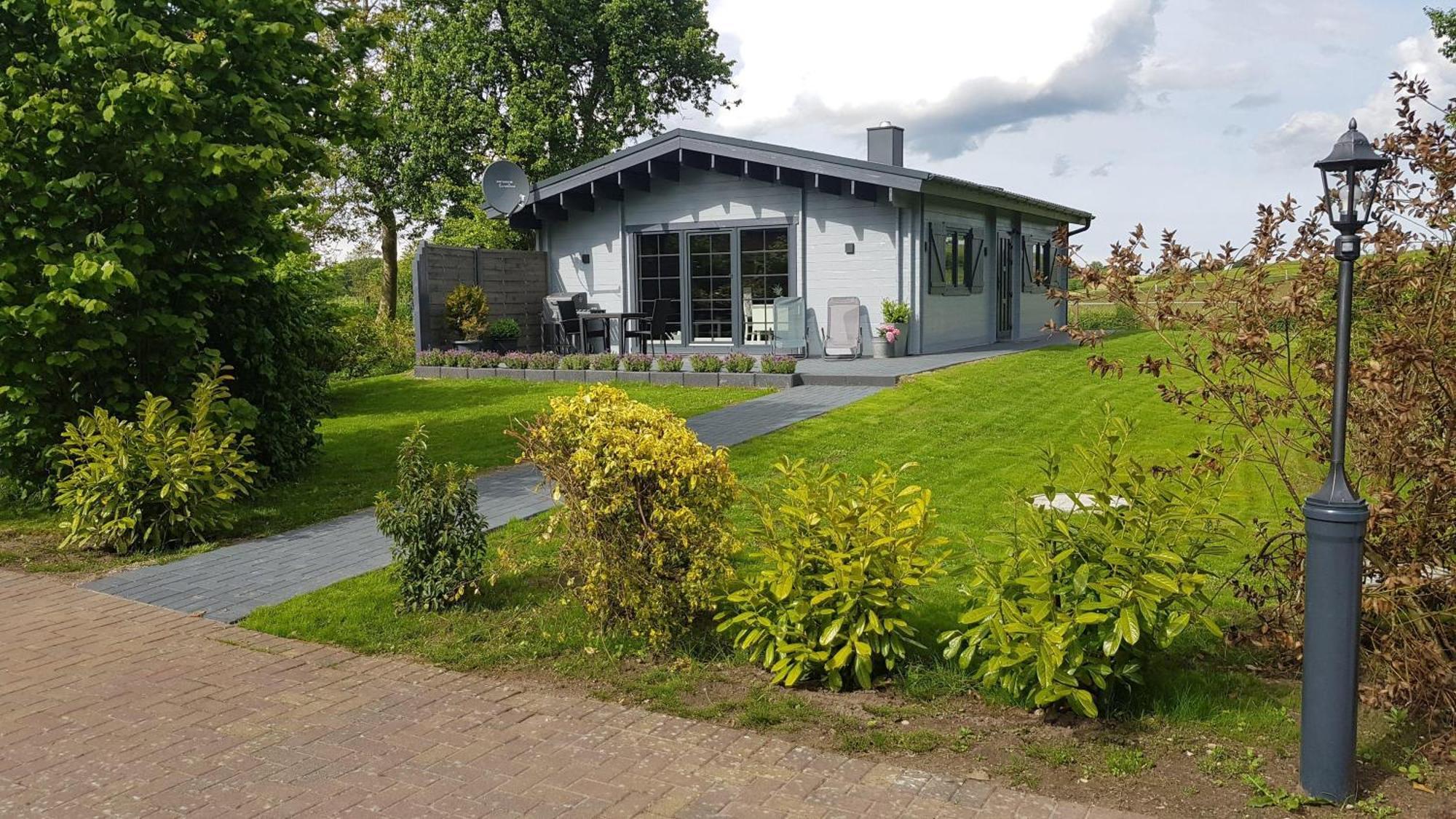 Idyllisches-Blockbohlenhaus-Mit-Eigenem-Garten-Und-Sauna-Zum-Wohlfuehlen Martensrade Esterno foto